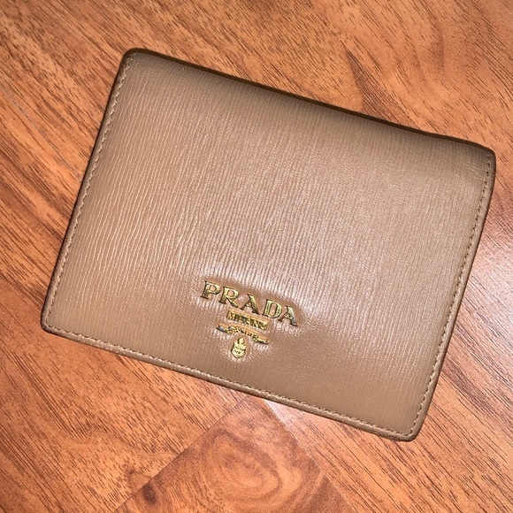 Authentic Prada Soft Calfskin Vitello Move Wallet with Authenticity Card - Picture 2 of 16